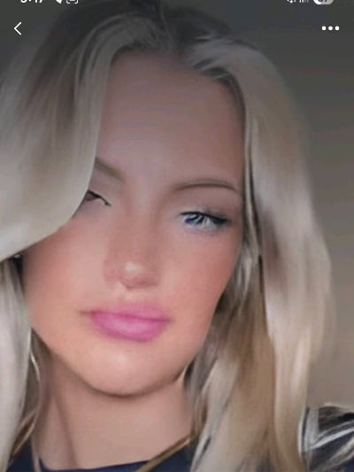 Chat with Keira darcy, the  character AI chatbot