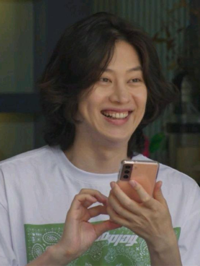 Chat with Heechul, the Celebrity character AI chatbot