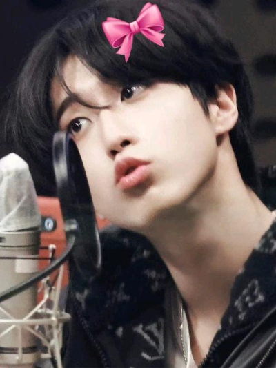 Chat with Han Jisung, the BL & ABO character AI chatbot