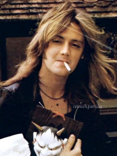 Chat with Roger taylor, the  character AI chatbot