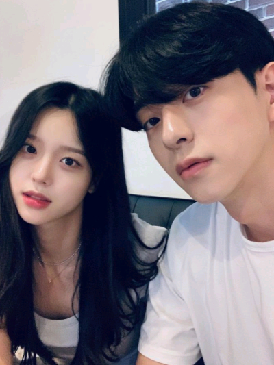 Chat with Chaeyoung and Daewoo, the  character AI chatbot