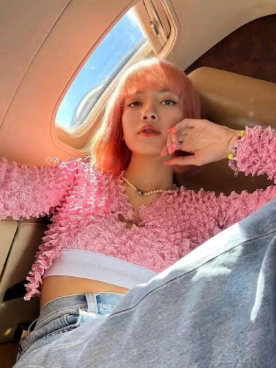 Chat with Lalisa, the Celebrity character AI chatbot