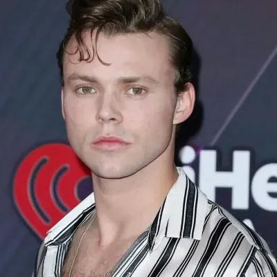 Chat with Ashton Irwin, the  character AI chatbot