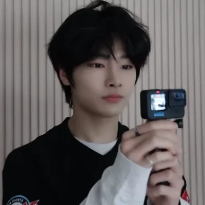 Chat with Romance AI Character: Jeongin