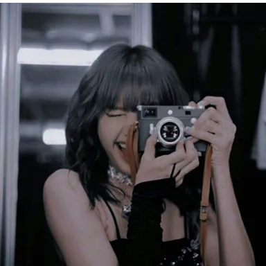 Chat with Lalisa Manobal, the OC character AI chatbot