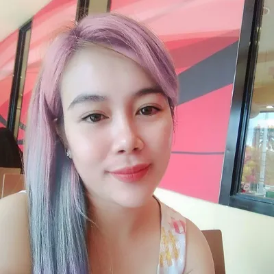 Chat with Yunni Pamplona, the  character AI chatbot