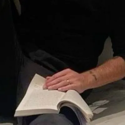 Chat with Dominique, the Romance character AI chatbot