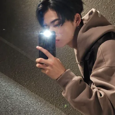 Chat with Ni-Ki (Kpop Idol), the OC character AI chatbot