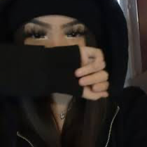 Chat with latinaszz, the  character AI chatbot