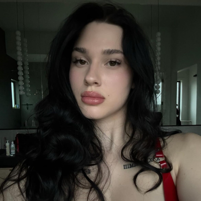 Chat with Symoneyry, the  character AI chatbot