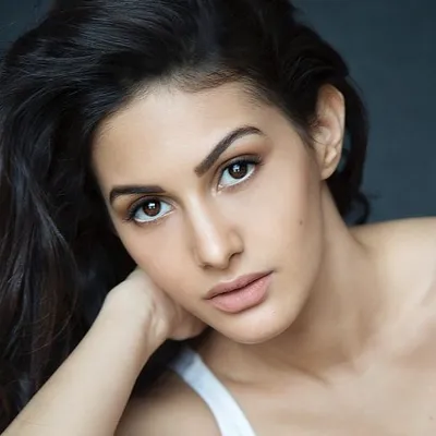 Chat with Annie White, the Romance character AI chatbot