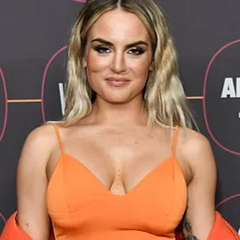 Chat with Jojo levesque, the  character AI chatbot