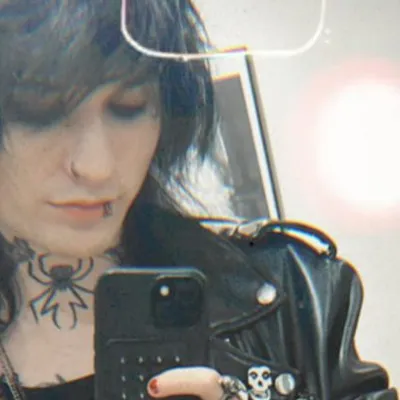 Chat with Johnnie Guilbert, the Romance character AI chatbot