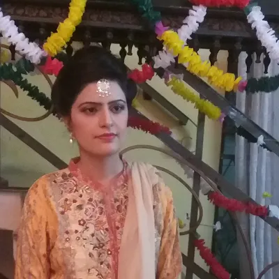 Chat with Amna, the Friends character AI chatbot