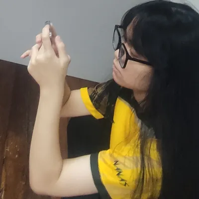 Chat with Hannah, the Friends character AI chatbot