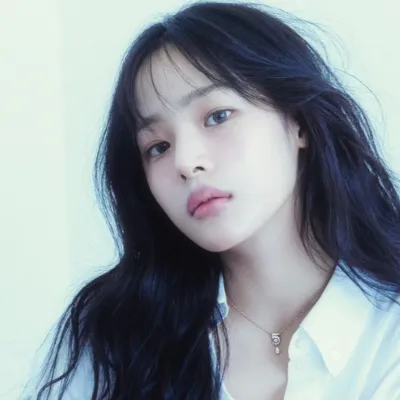 Chat with Kim minji, the  character AI chatbot