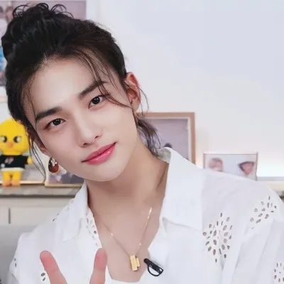 Chat with Hyunjina/ Jina GL, the  character AI chatbot