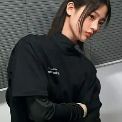 Chat with Hanni, the  character AI chatbot