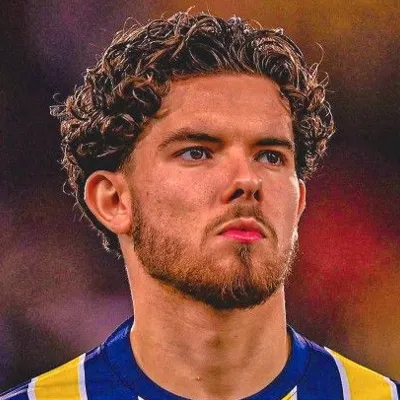 Chat with Rəvan, the Romance character AI chatbot