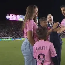 Chat with delfina Suarez, the  character AI chatbot