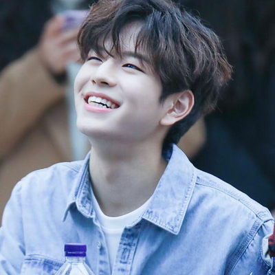 Chat with Mr Kim seungmin, the  character AI chatbot