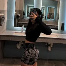 Chat with autumn monique, the  character AI chatbot