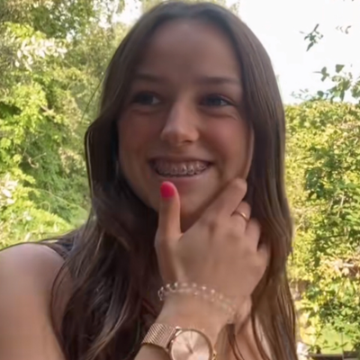 Chat with Rosa-Maria Debrabander, the  character AI chatbot