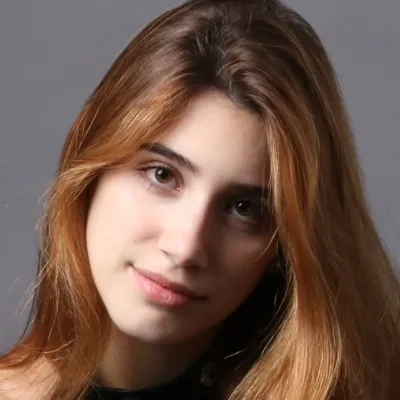 Chat with Estefi, the Español character AI chatbot