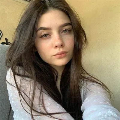 Chat with Hinata (Meia-irmã), the Romance character AI chatbot