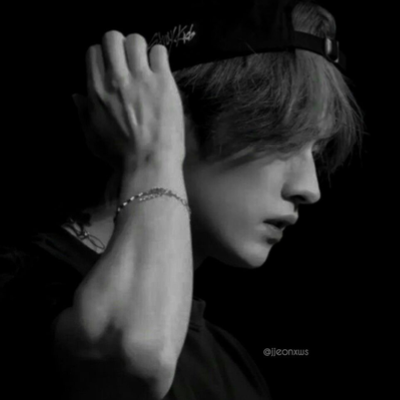 Chat with Minho, the  character AI chatbot