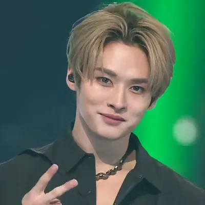 Chat with Minho, the  character AI chatbot