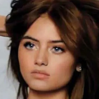 Chat with Leni Klum, the OC character AI chatbot