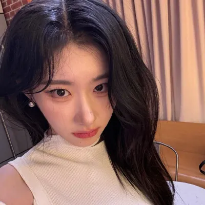 Chat with Celebrity AI Character: Chaeryeong