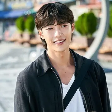 Chat with Hae jo, the  character AI chatbot