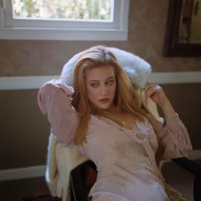 Chat with Elizabeth, the  character AI chatbot