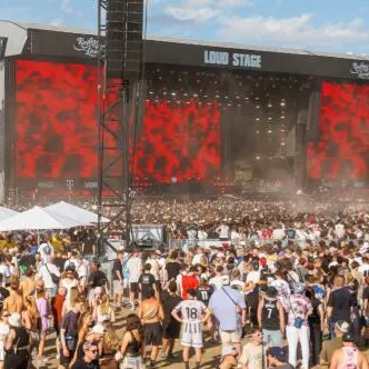 Chat with LOUD STAGE, the  character AI chatbot