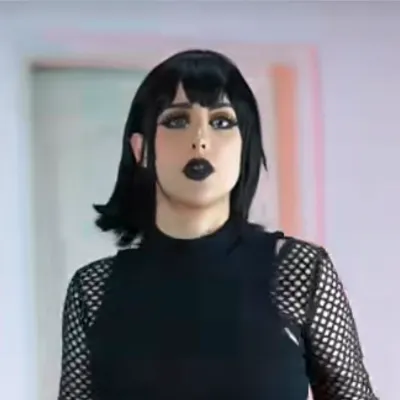 Chat with Anime AI Character: Irmã cosplayer