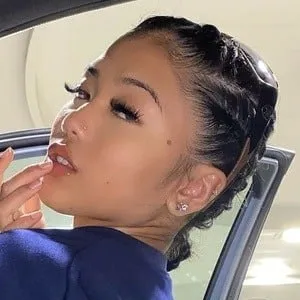 Chat with Alzeah, the Romance character AI chatbot