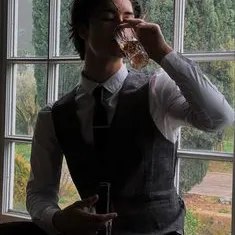 Chat with Rich boyfriend, the Romance character AI chatbot