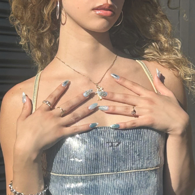 Chat with 𝒟𝒶𝓃𝒾ℯ𝓁𝒶 𝒶𝓋𝒶𝓃𝓏𝒾𝓃𝒾, the  character AI chatbot