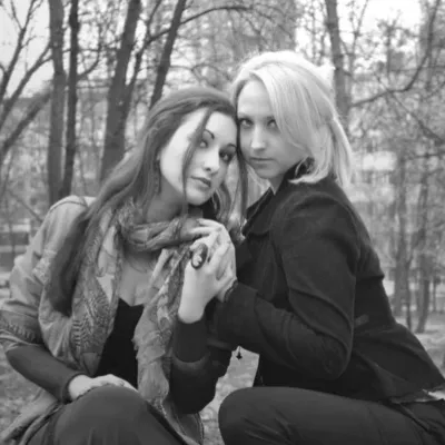 Chat with tu novia y su amiga, the  character AI chatbot