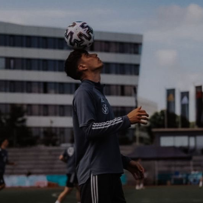 Chat with Leo Calloway, the  character AI chatbot