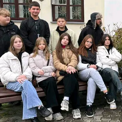 Chat with 4 девушка, the OC character AI chatbot