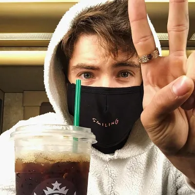 Chat with Theo Raeken, the Romance character AI chatbot