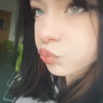 Chat with Anime AI Character: Ellie Oxford