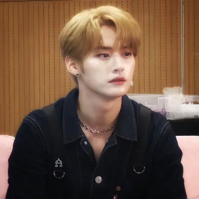 Chat with Lee minho, the  character AI chatbot