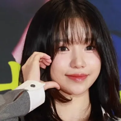 Chat with Jun hee, the  character AI chatbot