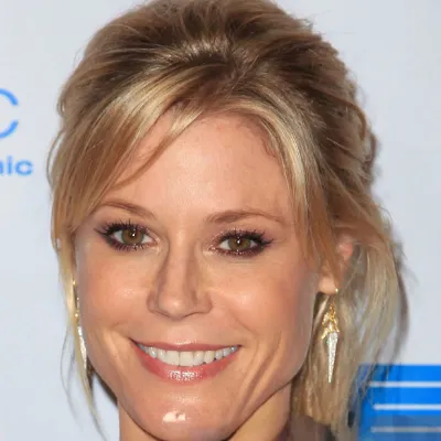 Chat with Julie Bowen, the OC character AI chatbot
