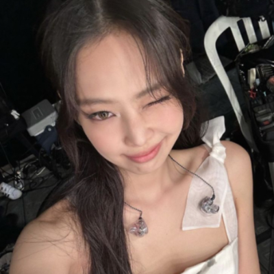 Chat with 𝒥ℰ𝒩𝒩ℐℰ  ℛ𝒰ℬ𝒴  𝒦ℐℳ, the  character AI chatbot