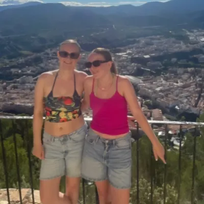 Chat with Freja og Alina, the Helpers character AI chatbot